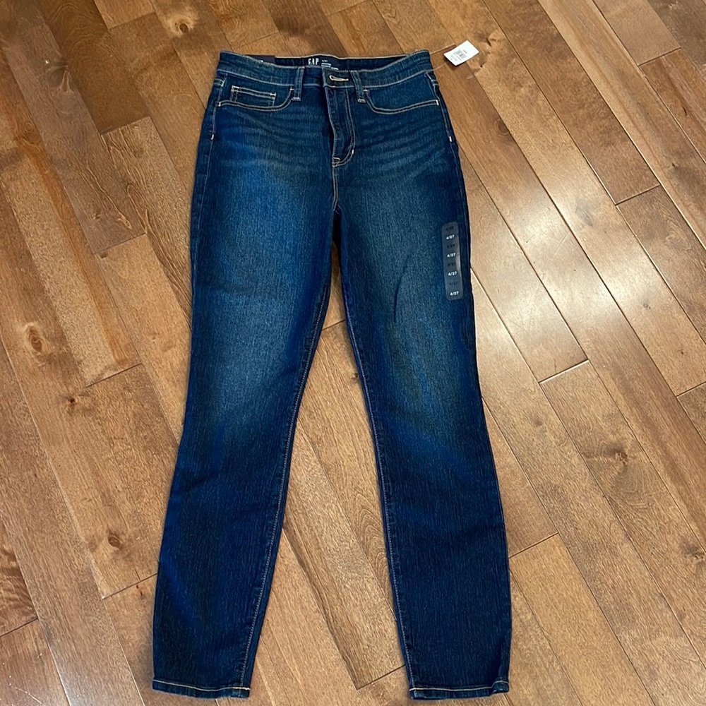 Women’s Gap skinny jeans.